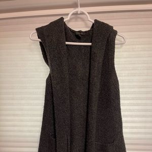 Tahari long sleeveless sweater vest with hood and pockets